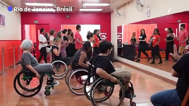 A Rio, des Brésiliens en fauteuil roulant apprennent à danser