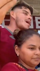 A esta aficionada le obligaron a quitarse esta camiseta en pleno Argentina-Venezuela