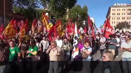 Precari della scuola in corteo a Roma: "Valditara riveda le norme di reclutamento"