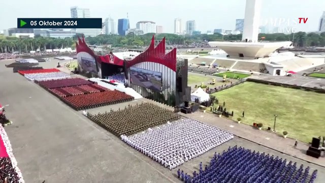 Depan Jokowi, Begini Aksi Prajurit Turun dari Puncak Monas di HUT ke-79 TNI