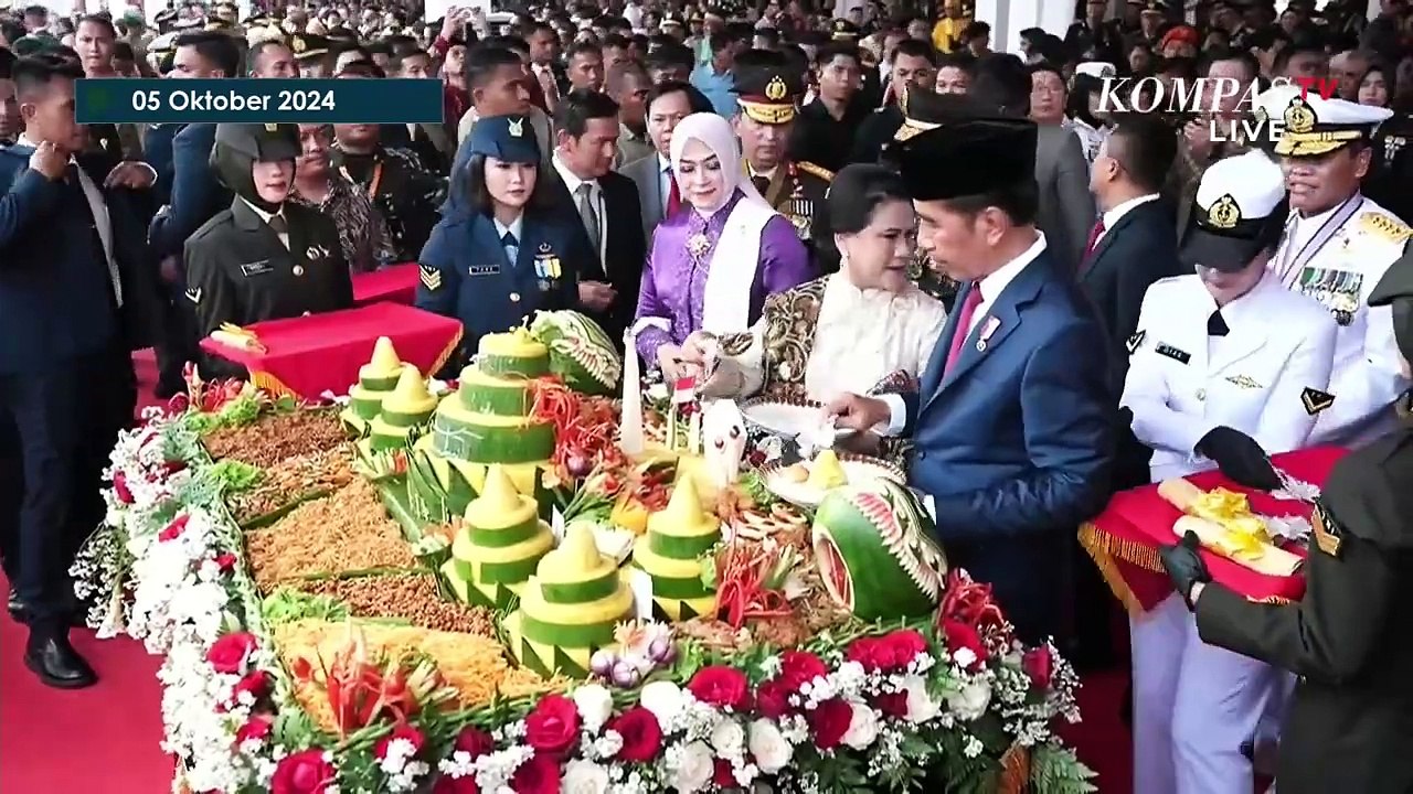 Momen Presiden Jokowi dan Ibu Iriana Potong Tumpeng di HUT ke-79 TNI