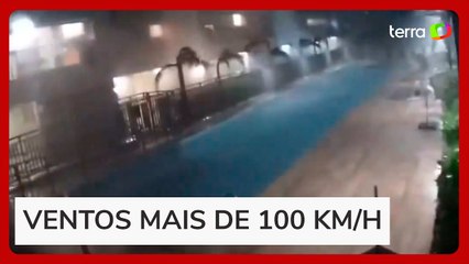 Temporal em SP: vento levanta espreguiçadeiras em prédio na Mooca