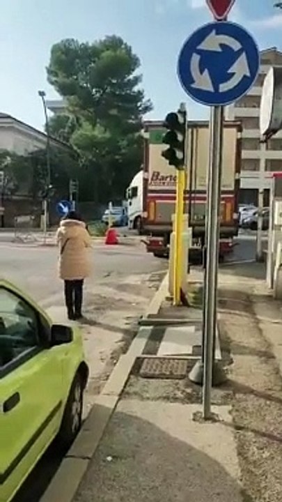 Tir resta incastrato nella nuova rotonda, le lunghe manovre in viale Marconi e traffico bloccato