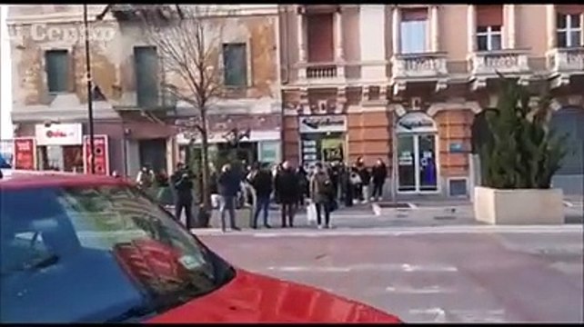 Rogo in centro, a fuoco cassonetti davanti alla banca: i vigili in azione