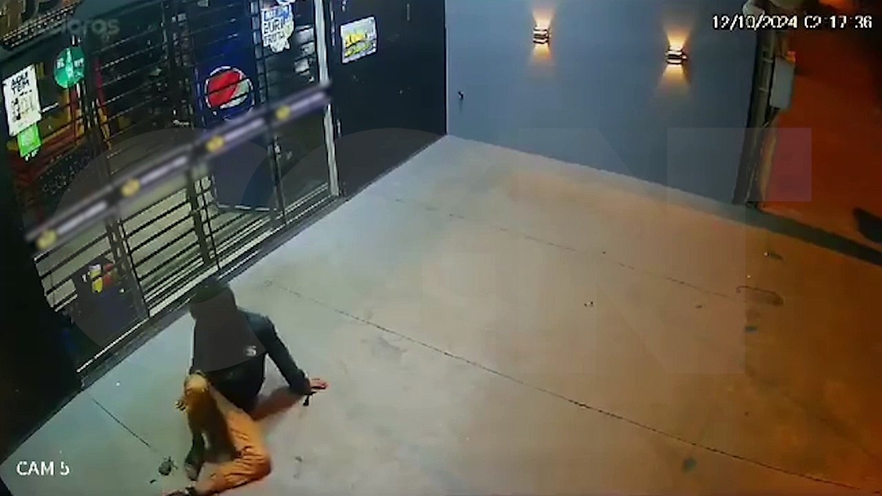 Homem defeca no chão e espalha fezes em comércio