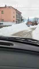I muri di neve lungo le strade di Castiglione Messer Marino