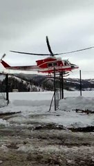 L'elicottero si alza per andare a soccorrere i residenti isolati