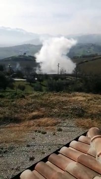 La nuvola di fumo dopo la tragica esplosione davanti alla fabbrica di fuochi