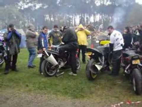 le mans 2008 rupture deux 1100 gsxr avec des cônes