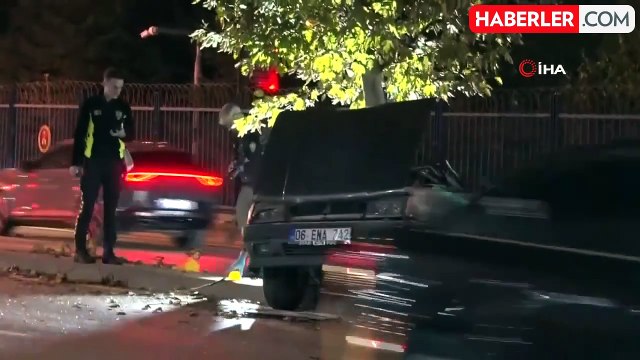 Ağaca Çarpan Tofaş İkiye Bölündü: 2 Yaralı
