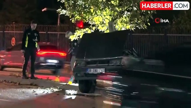 Ağaca Çarpan Tofaş İkiye Bölündü: 2 Yaralı