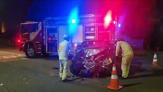 Mulher fica presa em ferragens de veículos após forte colisão no Bairro Santo Onofre