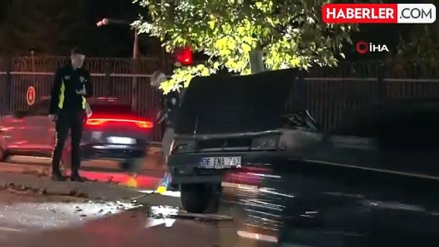 Ağaca Çarpan Tofaş İkiye Bölündü: 2 Yaralı