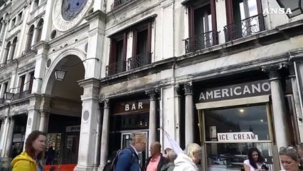 Venezia, caduti frammenti di marmo dalla Torre dell'Orologio a San Marco