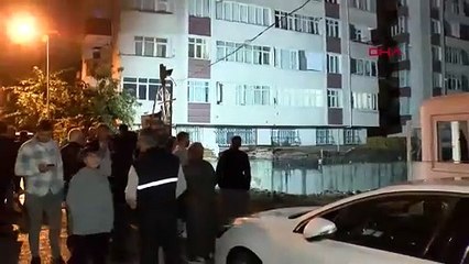 İstanbul-Küçükçekmece’de 5 katlı binanın bahçe duvarı çöktü; bina tahliye edildi