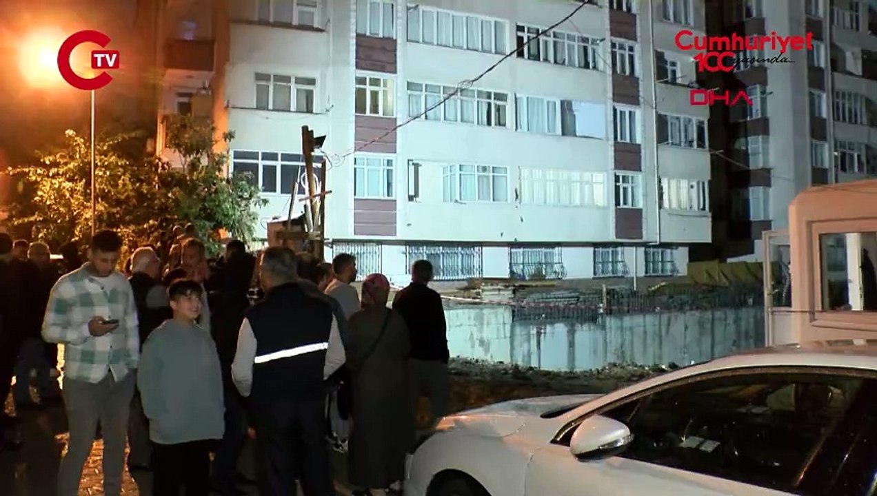 İstanbul Küçükçekmece'de toprak kayması Bir bina tahliye edildi
