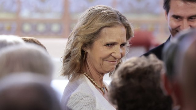 La infanta Elena capea el temporal en Las Ventas frente a las preguntas de Juan Carlos I