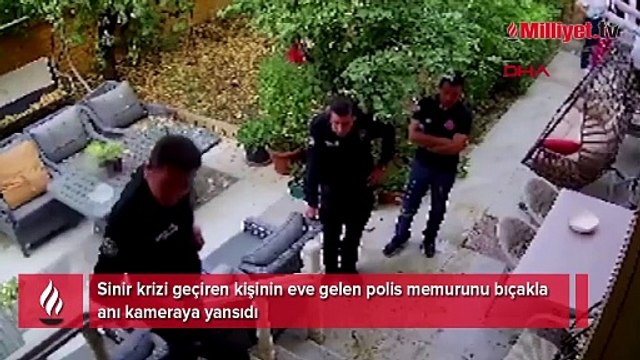Sinir krizi geçiren kişinin eve gelen polis memurunu bıçaklaması kamerada