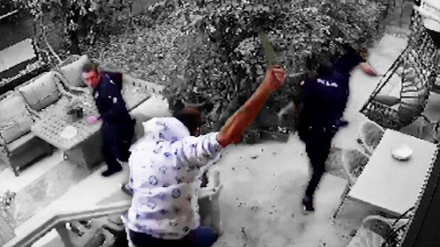 Sinir krizi geçiren kişi eve gelen polis memurunu bıçakladı; yaşananlar kamerada