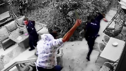 Sinir krizi geçiren kişi eve gelen polis memurunu bıçakladı; yaşananlar kamerada