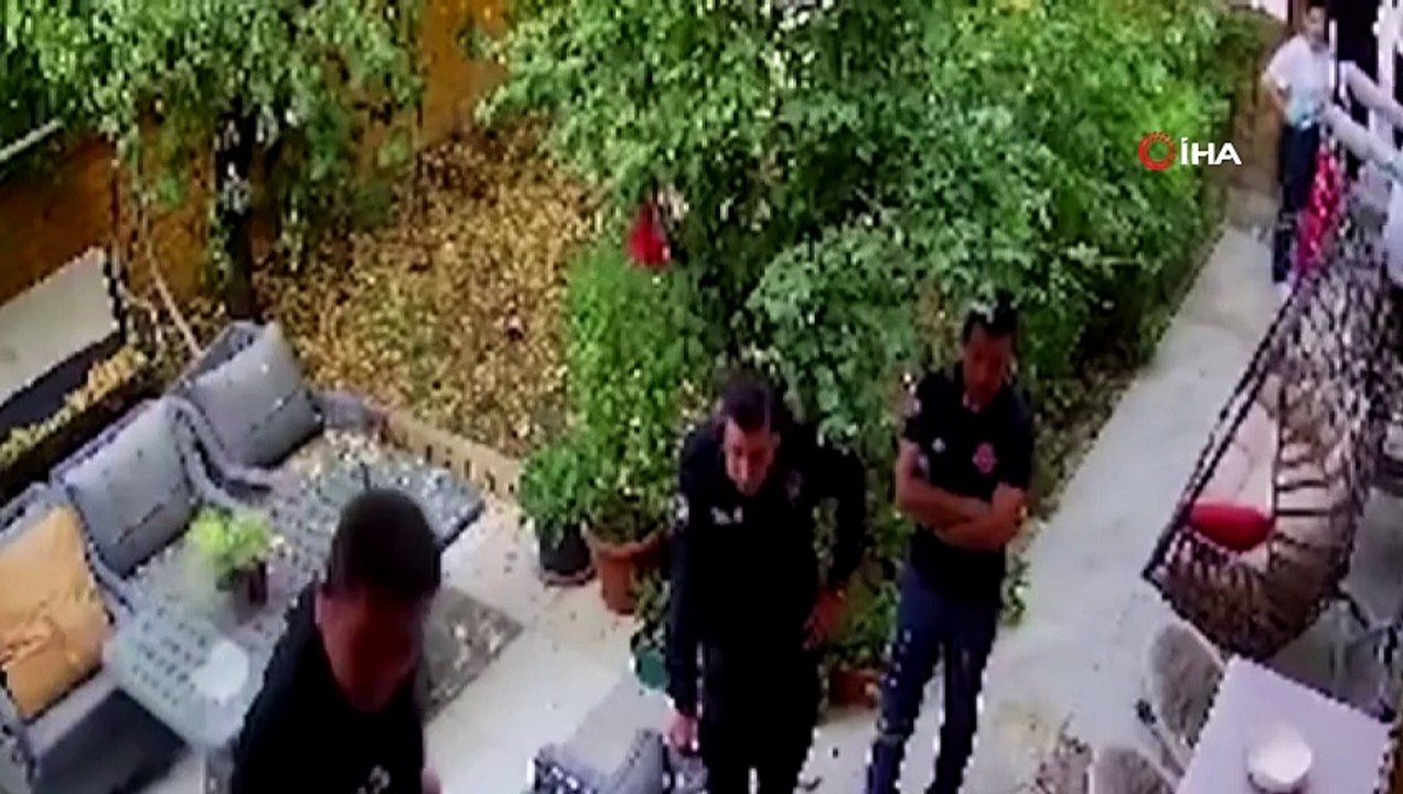 Konya'da polis memurunun bir kişinin bıçaklı saldırısına uğradığı anlar güvenlik kamerasına yansıdı.