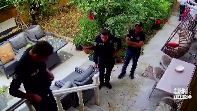 Sinir krizi geçiren kişi eve gelen polis memurunu sırtından bıçakladı