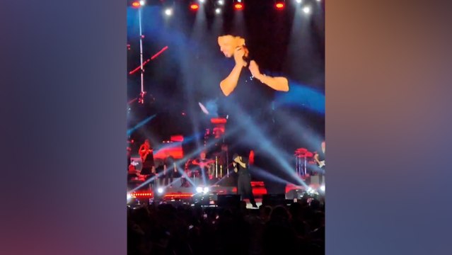 Diyarbakır konserinde Murat Boz’un suratına yabancı madde atıldı