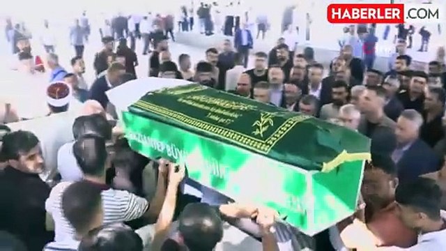 Günün en acı karesi: 6 tabut yan yana dizildi, gözyaşları sel oldu