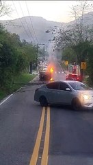 Carro perde controle, colide contra poste, pega fogo e motorista foge em Florianópolis