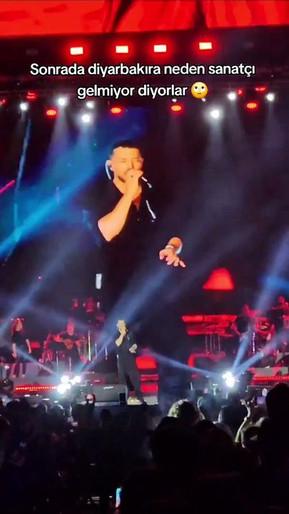 Murat Boz, Konser Verirken Yüzüne Yabancı Madde Fırlatıldı