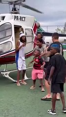 Oruam surpreende comunidade do RJ ao chegar de helicóptero em ação do dia das crianças