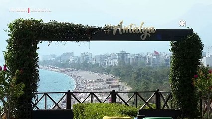 Antalya sahilleri sonbaharı dinlemedi! Güneşli havayı gören kumsala koştu