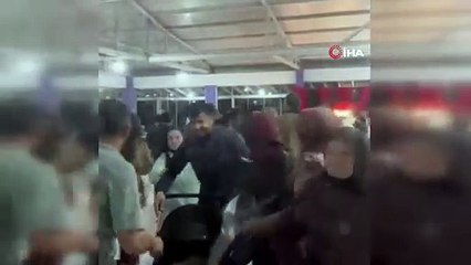 Saniye saniye kamerada! Düğün salonunu boks ringine çevirdiler
