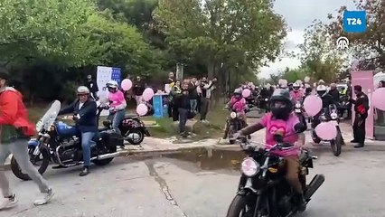 Kadıköy'de meme kanseri farkındalığı için motosiklet ve bisiklet turu