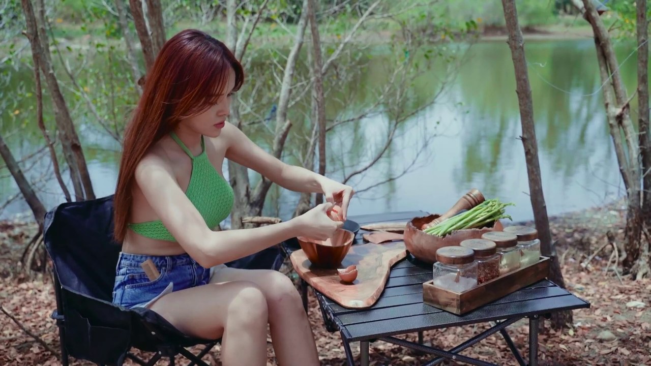 YOUNG GIRL Solo Bushcraft Survival And Camping In The Wild - Cooking And Relaxing Sounds Of Nature