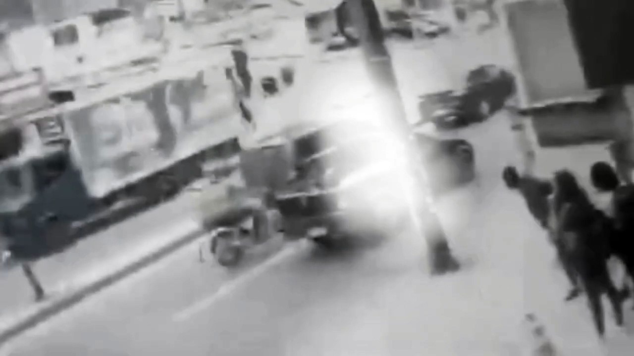 Mientras esperaba en el tráfico, tres sicarios llegan a matar a conductor