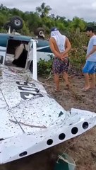 "Avião de pequeno porte cai no Paraná; imagens mostram local do acidente.