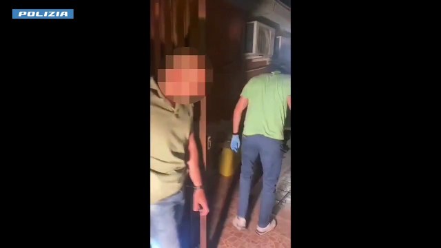 Pestano a sangue un parente che li richiama per un rumore molesto, arrestati a Catania padre e figlio per tentato omicidio