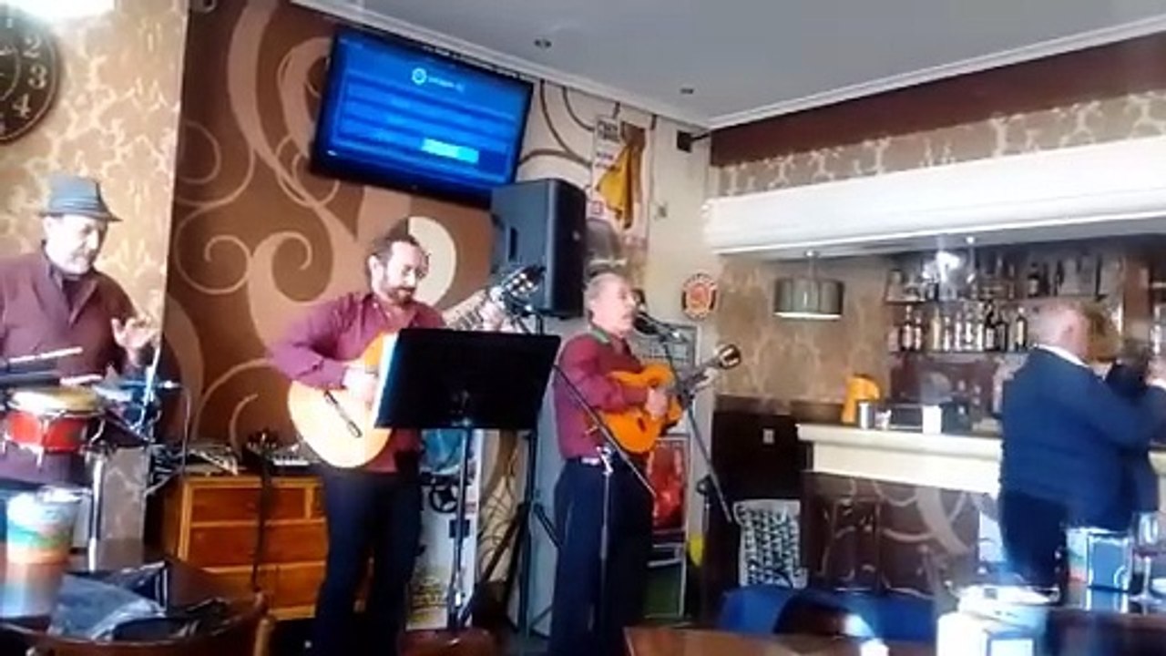 Luis Quiroga y el trío Sabor Latino tocando boleros en un baile vermú