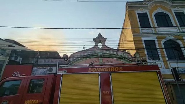 Incêndio de grandes proporções atinge loja no bairro de São José, no Centro do Recife