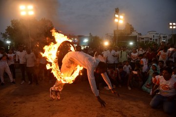अखाड़ों ने किया हैरतअंगेज प्रदर्शन, मुंह से निकाले आग के गोले, दांतों से खींची गाड़ी