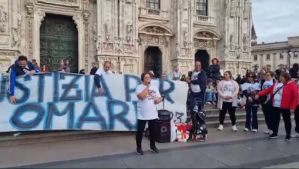 La protesta dei famigliari e amici di Omar Bassi in piazza Duomo