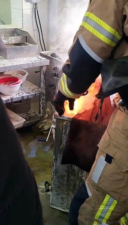 El truco inesperado de un bombero para apagar incendios en freidoras que se viralizó