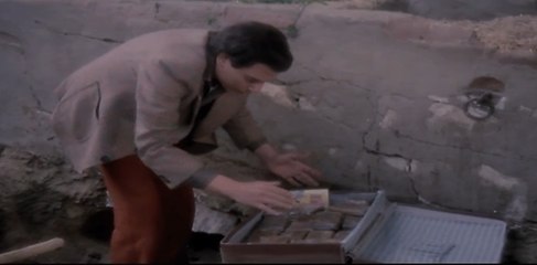 خرج من السجن وراح يطمن علي فلوس بتاعته طلعت مكانها حشيش ....#رمضان_فوق_البركان