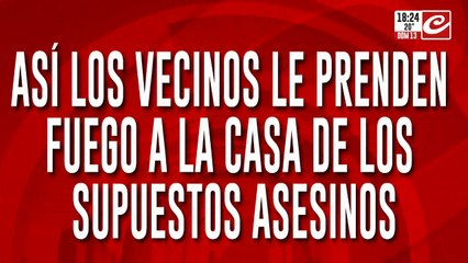 Así los vecinos le prenden fuego la casa de los supuestos asesinos de la jubilada