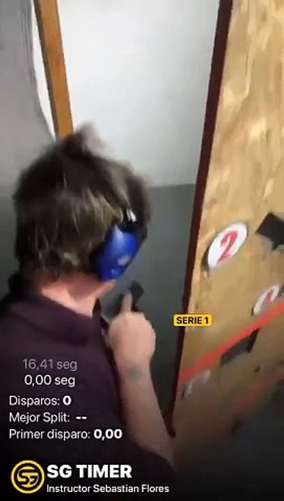 Santiago Caputo practicando tiro
