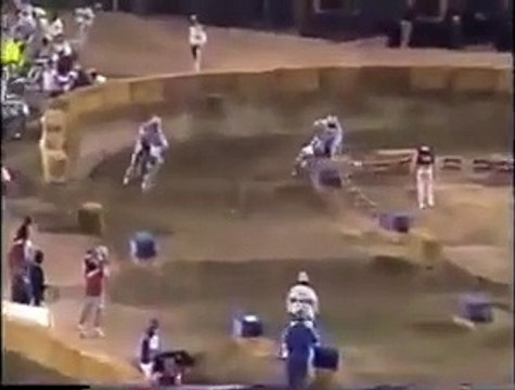 Thrilling Throwback: 1991 San Diego 125 Supercross Main Event Action with @emig47 and @jeremymcgrath! #125sRule #90sMoto