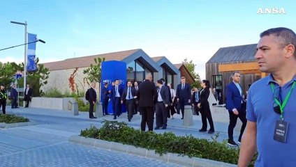 Al Med9 foto di famiglia sul campo da golf, Meloni mima lo swing