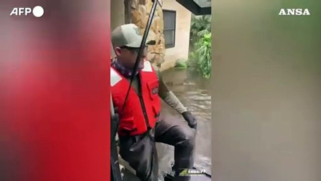 Uragano Milton, in Florida salvata una 91enne dalle inondazioni