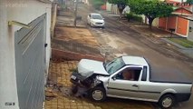 Homem rouba carro, bate em muro e foge pelado pela rua; assista